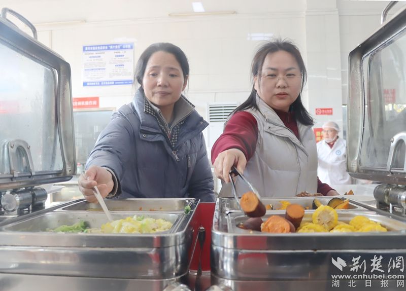 黄冈师院食堂开设“健康窗口”，个性化减脂餐受热捧